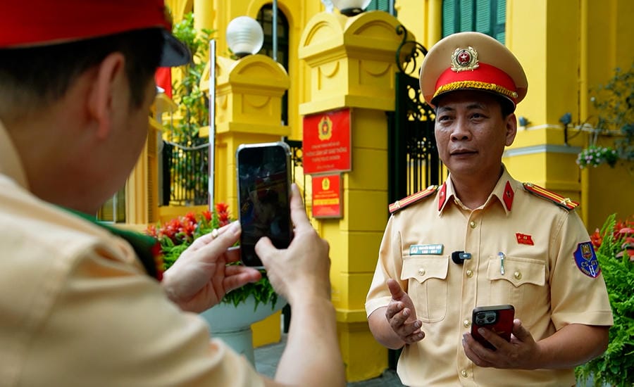 Lieutenant Colonel Nguyen Ngoc Tien is filming a propaganda video. Photo: To The