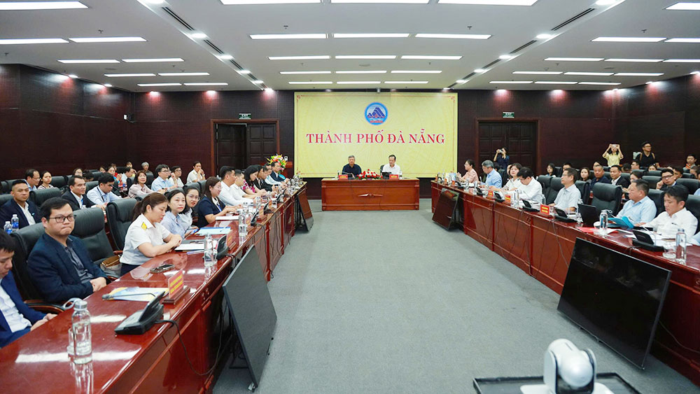 Vụ trưởng Vụ Kinh tế và Xã hội số (Bộ Khoa học và Công nghệ) đã trình bày lộ trình triển khai thí điểm hỗ trợ cửa hàng, hộ kinh doanh bán buôn, bán lẻ chuyển đổi số trên địa bàn TP Đà Nẵng. Ảnh: Trần Thi