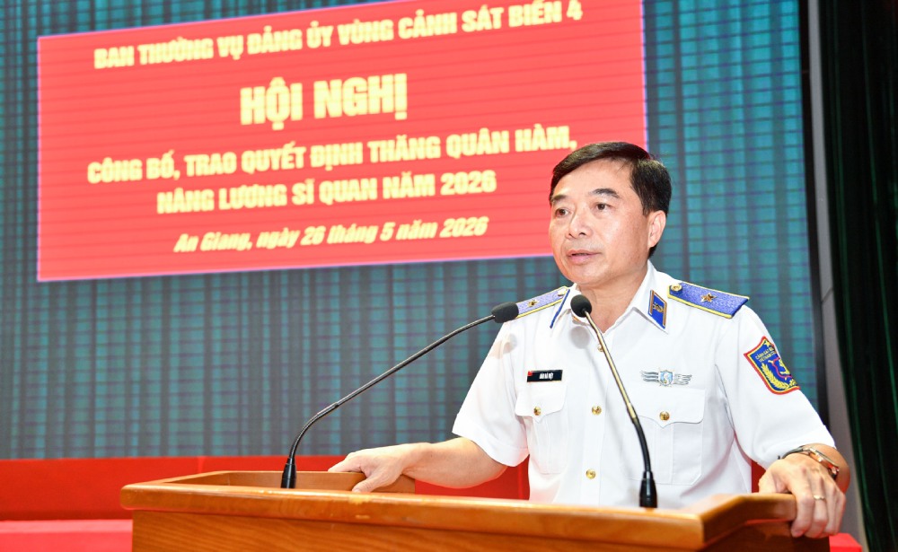 Thiếu tướng Đào Bá Việt - Tư lệnh Vùng Cảnh sát biển 4 phát biểu tại Hội nghị. Ảnh: Đức Thái
