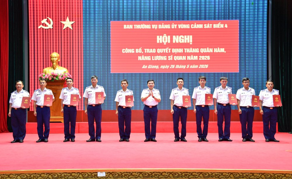 Major General Dao Ba Viet - Commander of Coast Guard Region 4 presents decisions to promote military ranks and raise salaries for officers at the rank of Lieutenant Colonel and Major in 2026. Photo: Duc Thai