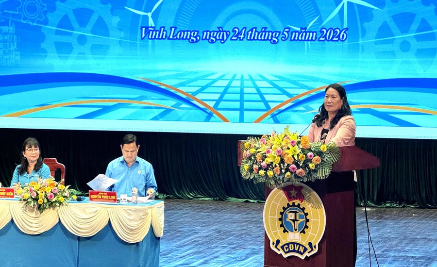 Ms. Nguyen Thi Be Muoi - Vice Chairwoman of Vinh Long Provincial People's Committee - spoke at the first meeting and dialogue program with workers in 2026. Photo: Hoang Loc