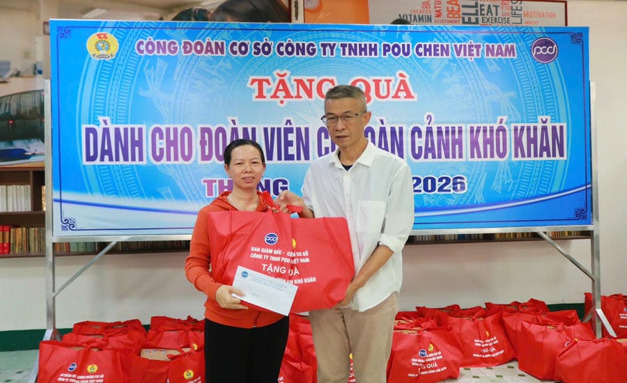 Grassroots Trade Union and Board of Directors of Pouchen Vietnam Co., Ltd. pay attention to workers in difficult circumstances. Photo: Grassroots Trade Union provided by Pouchen Vietnam Co., Ltd