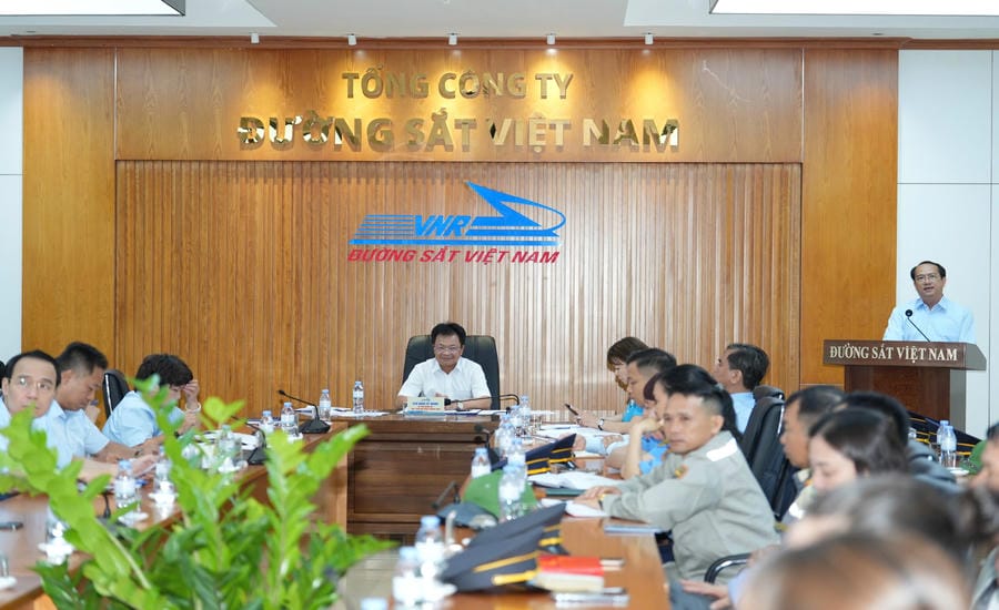 Dialogue conference between leaders of Vietnam Railways Corporation and staff of the road patrol and level crossing guard system in 2026. Photo: Huu Chanh