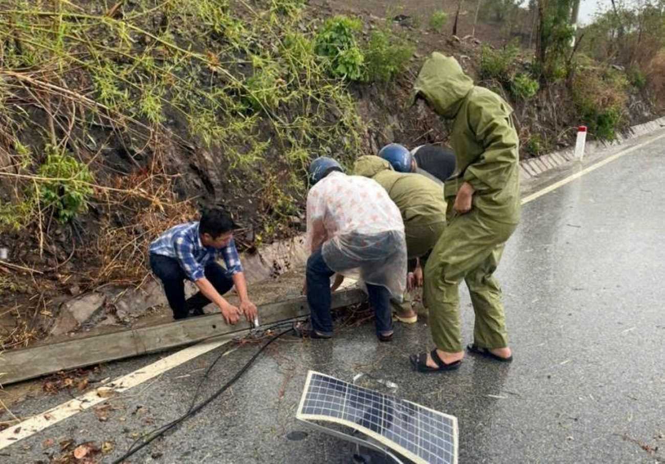 Công an xã Anh Dũng, tỉnh Khánh Hòa phối hợp các đơn vị khắc phục hậu quả sau trận giông lốc. Ảnh: Anh Dũng