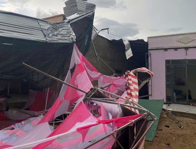 Functional forces of Anh Dung commune, Khanh Hoa province are supporting people to overcome the consequences after the storm. Photo: Khanh Hoa