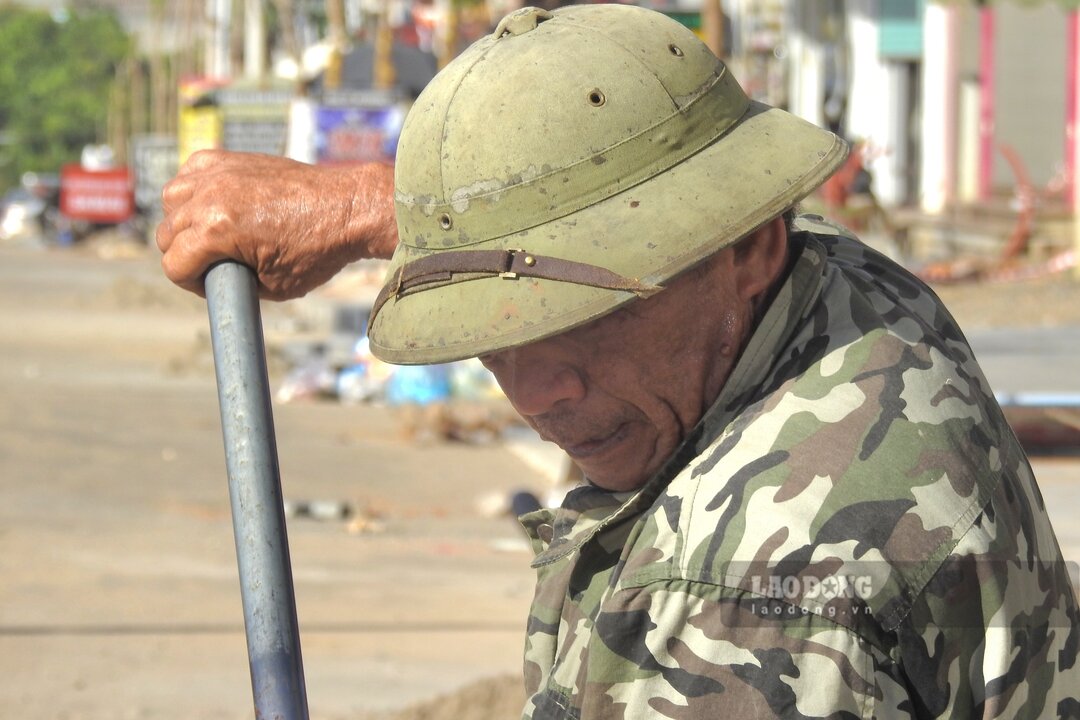 The scorching heat erodes the strength of the elderly workers. Photo: To Cong