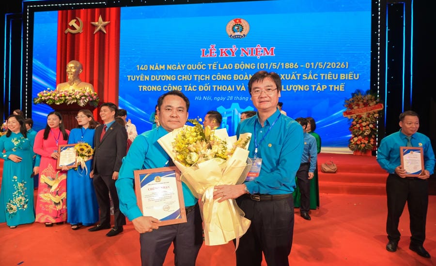 Mr. Huynh Ngoc Thanh - Chairman of PTSC Quang Ngai Trade Union (left) and Chairman of Vietnam National Energy Group Trade Union Nguyen Manh Kha at the Ceremony to honor typical grassroots trade union presidents in 2026 organized by the Vietnam General Confederation of Labour. Photo: CDP