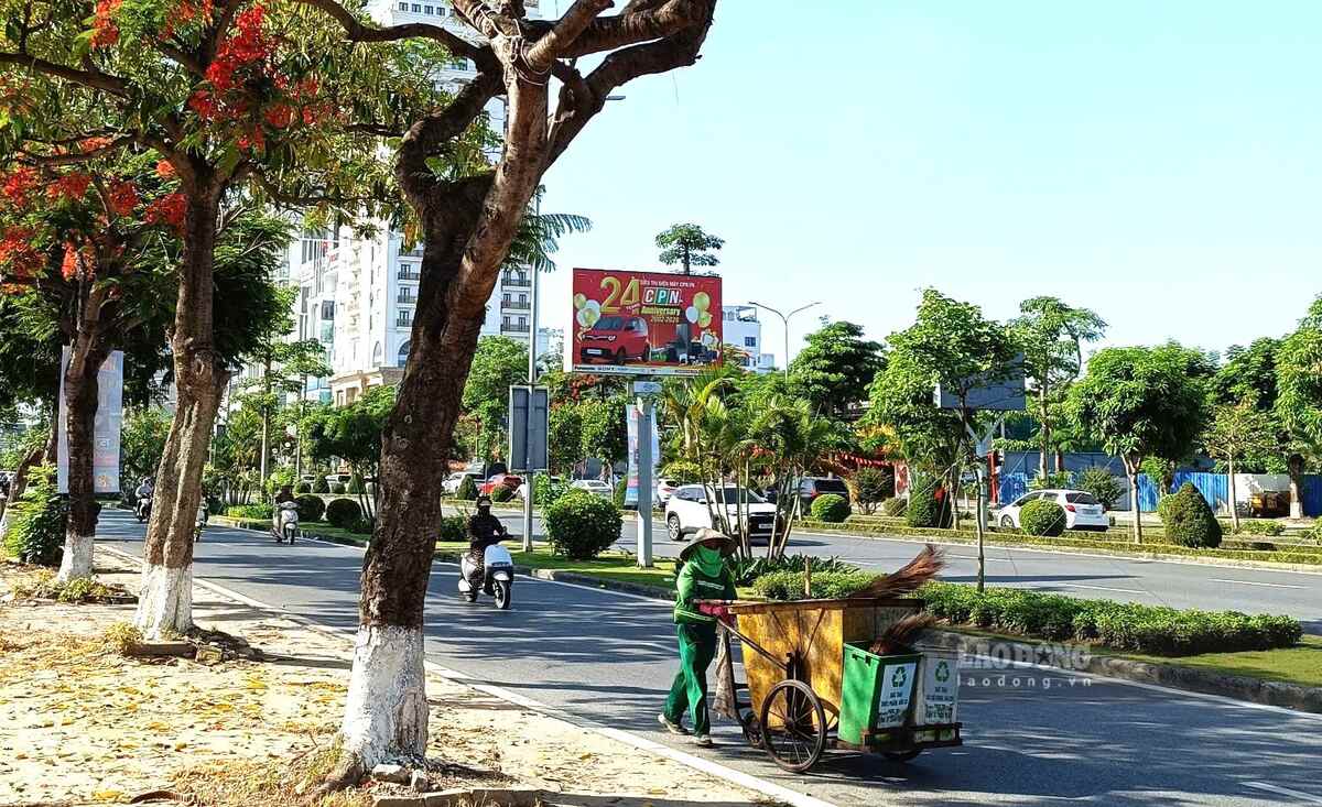 Công nhân Môi trường cũng là lao động đặc thù, thường xuyên phải làm việc ngoài trời, dưới thời tiết khắc nghiệt. Ảnh: Mai Dung