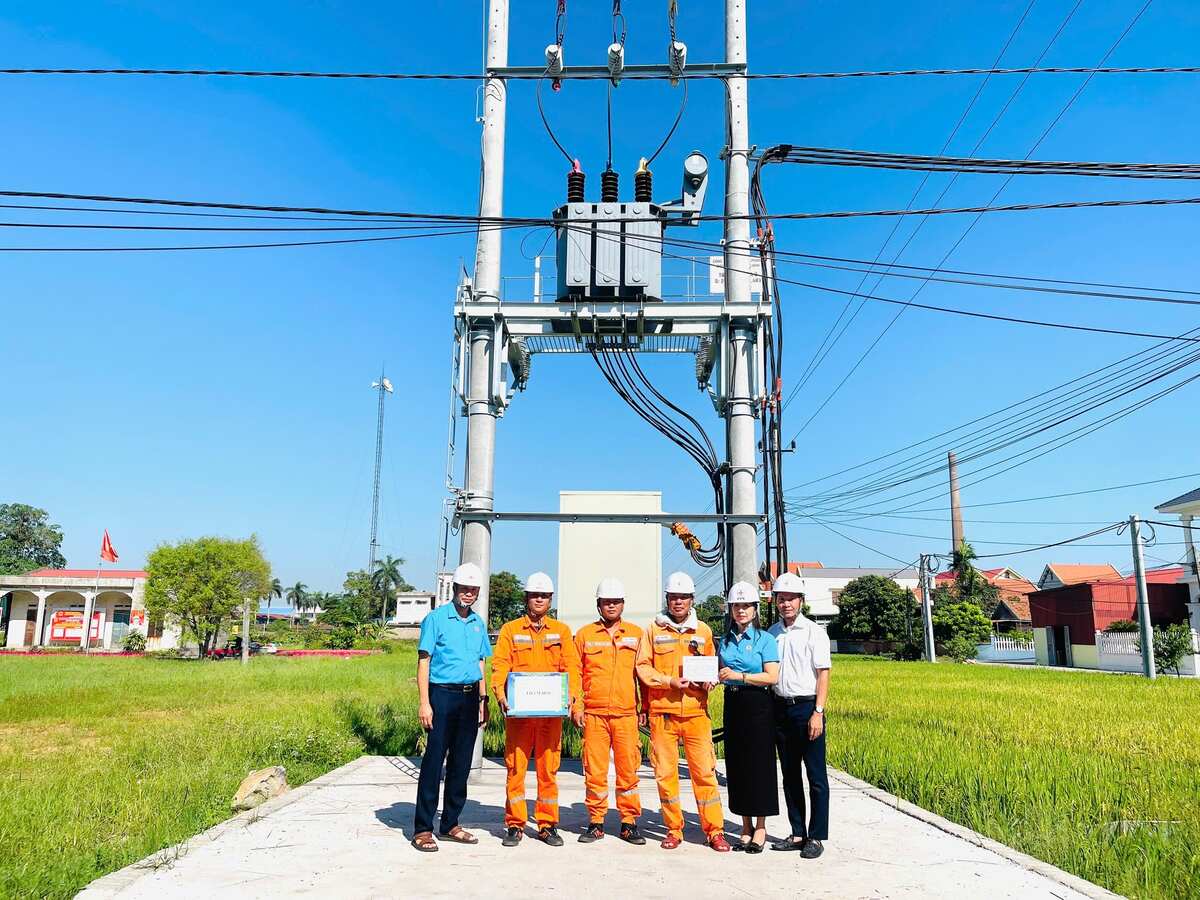 Công đoàn Điện lực Hải Phòng tặng quà tiếp sức người lao động. Ảnh: Điện lực Hải Phòng