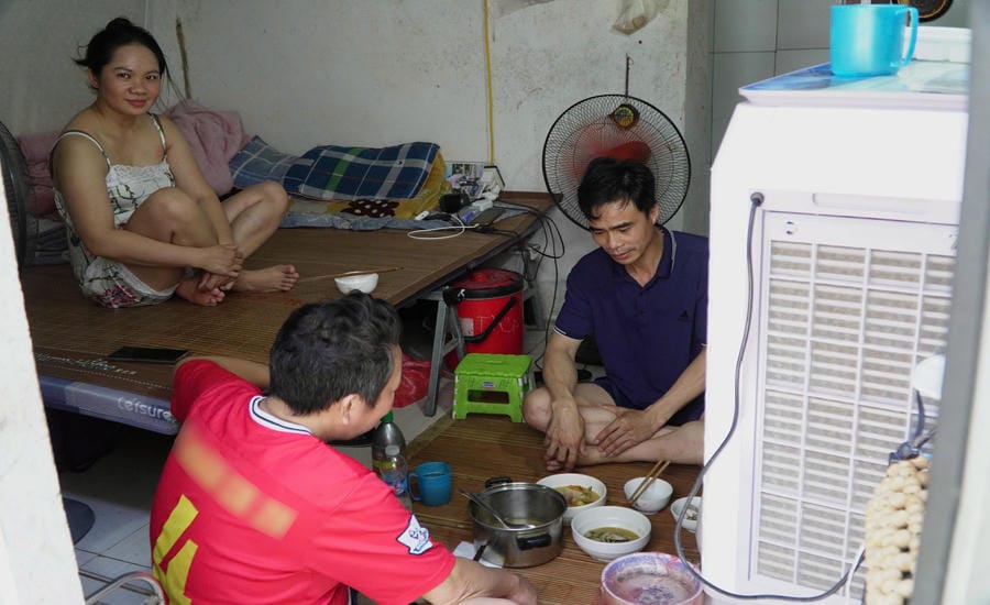 After finishing work, many workers around Bac Thang Long Industrial Park return to cramped, degraded rented rooms, leaking in the rainy season, hot in the summer under faded corrugated iron roofs. Photo: Vien Nguyen