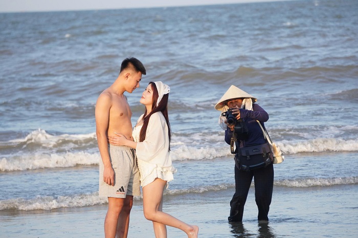 Các bạn trẻ tranh thủ chụp ảnh. Ảnh: Minh Hoàng