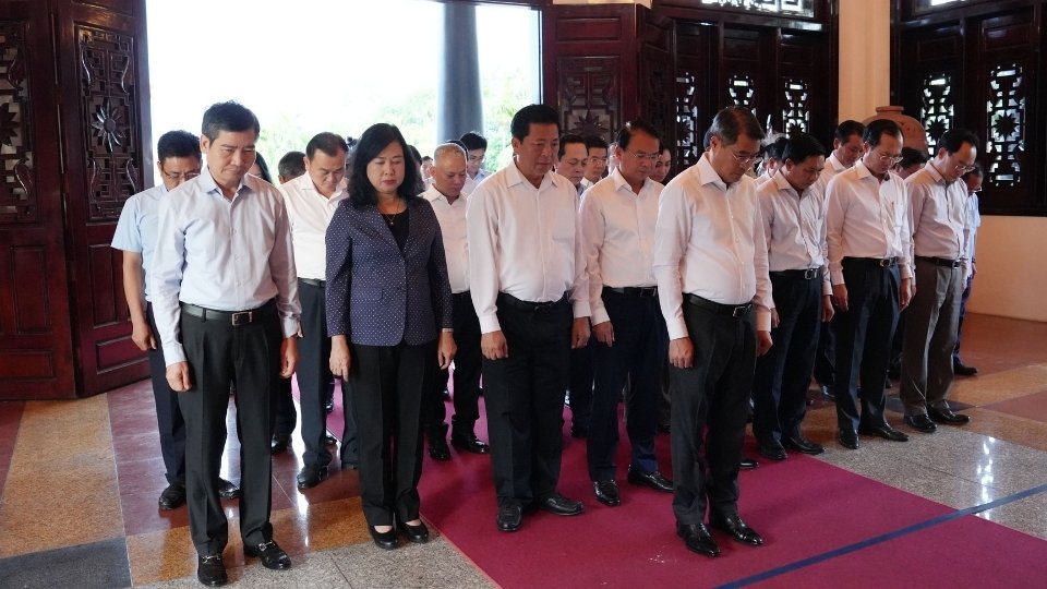 Thủ tướng Lê Minh Hưng cùng đoàn công tác và lãnh đạo tỉnh Vĩnh Long mặc niệm tưởng nhớ cố Chủ tịch Hội đồng Bộ trưởng Phạm Hùng. Ảnh: Hoàng Lộc