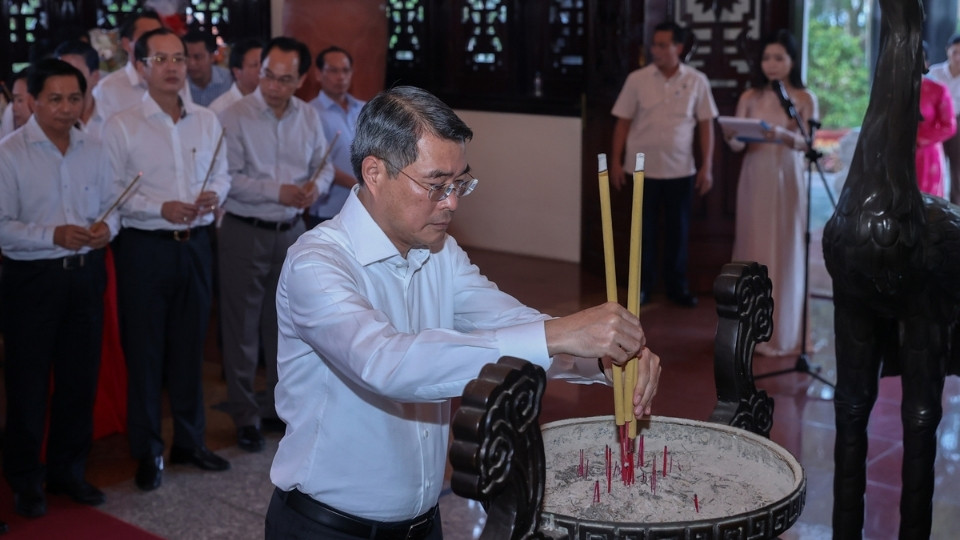 Politburo Member, Prime Minister Le Minh Hung and the working delegation offered incense and flowers at the memorial area of the late Chairman of the Council of Ministers Pham Hung. Photo: Government Electronics
