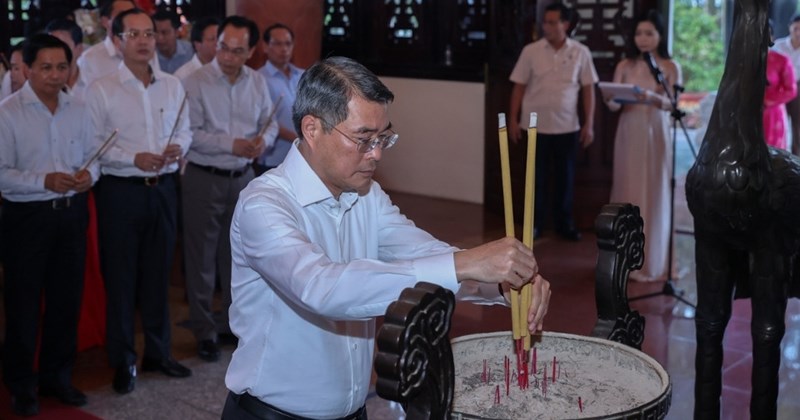 Prime Minister Le Minh Hung visits the late Chairman of the HĐBT Pham Hung, late Prime Minister Vo Van Kiet