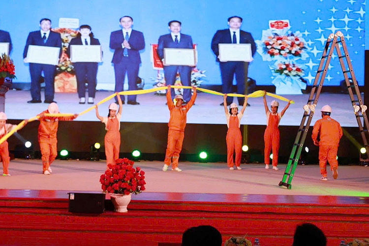 Performance of the grassroots Trade Union team of Lai Chau Power Company. Photo: Thu Hang