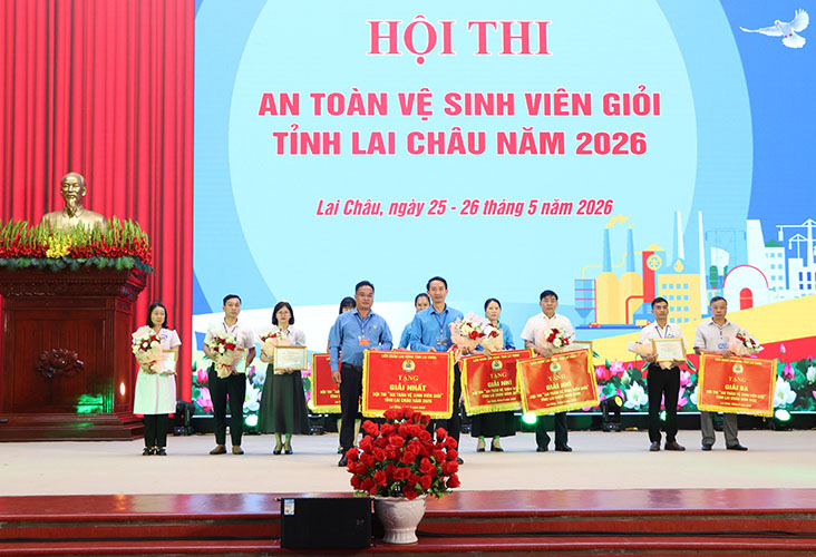 trao giải Nhất cho Công đoàn cơ sở Bệnh viện Đa khoa tỉnh.Ảnh: Thu Hằng