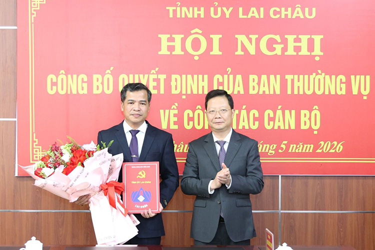Mr. Nguyen Ngoc Vinh - Deputy Secretary of the Provincial Party Committee, Chairman of the Vietnam Fatherland Front Committee of the province presented the decision and flowers to congratulate Mr. Bui Van Tuan. Photo: Lai Chau Provincial People's Committee