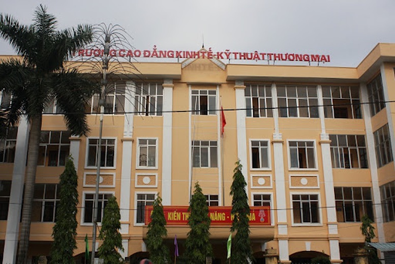 Students of the College of Economics - Technical Trade will be guaranteed legal rights after the school merges. Photo: College of Economics - Technical Trade
