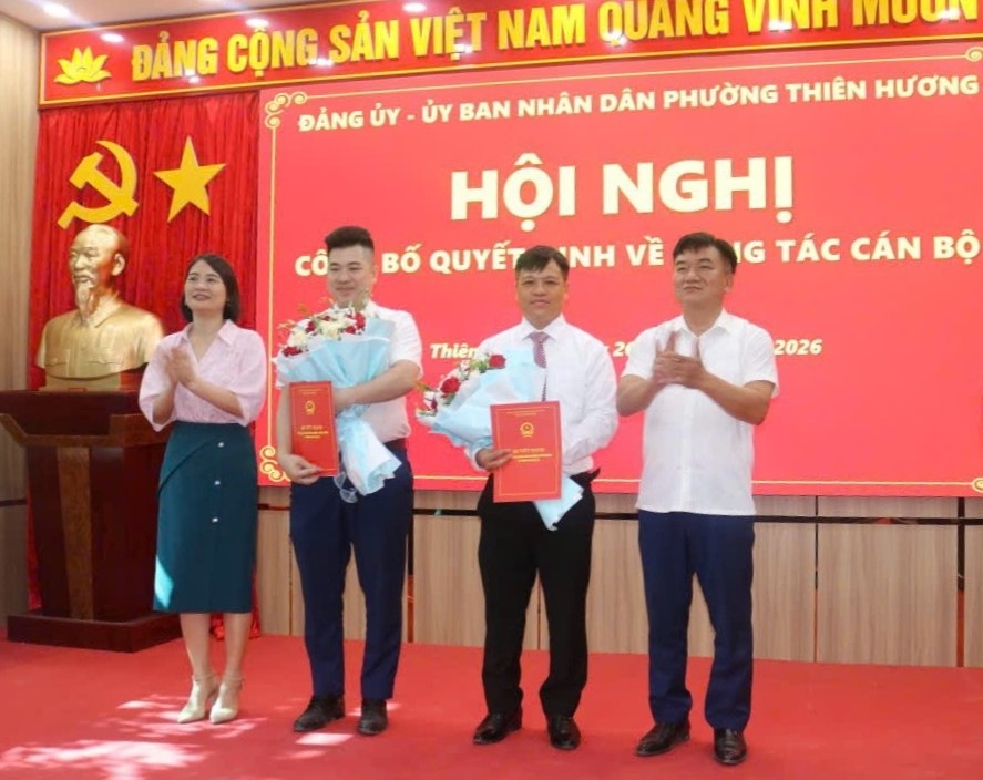 Thien Huong Ward announces the decision to transfer and appoint officials. Photo: Thien Huong Ward e-Portal