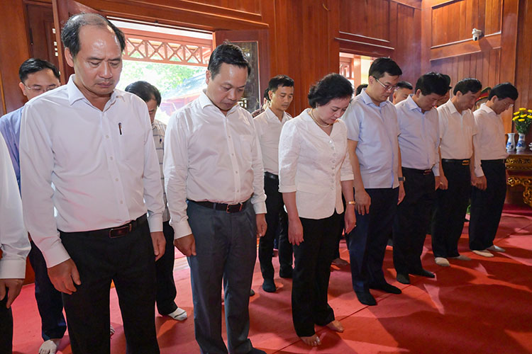 Deputy Prime Minister Pham Thi Thanh Tra and delegates observe a minute of silence to commemorate General Vo Nguyen Giap. Photo: Mai Giap