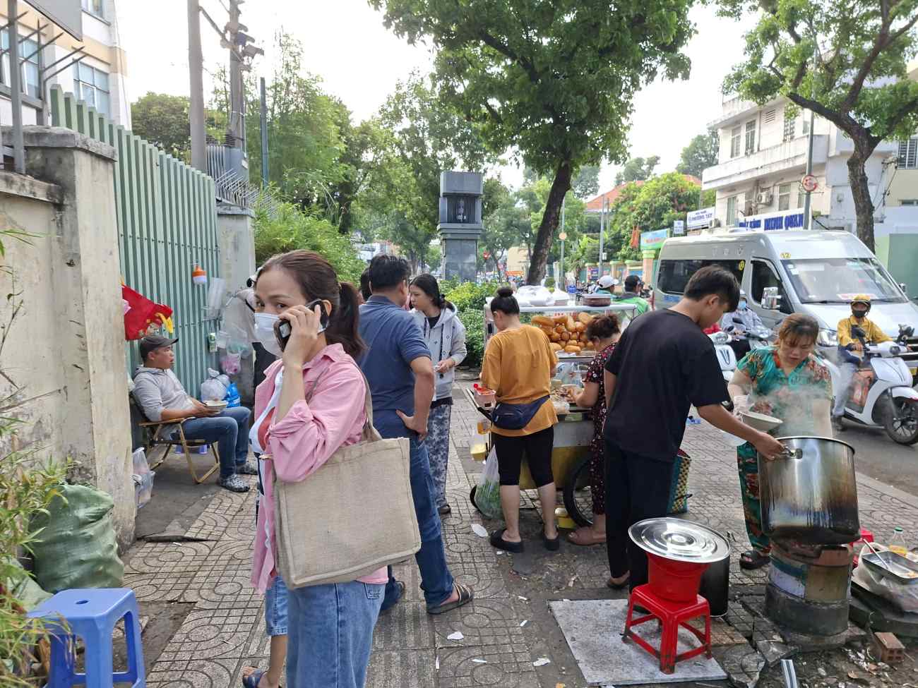 Người dân chiếm dụng vỉa hè để buôn bán trên đường Nguyễn Thông (phường Xuân Hòa, TPHCM). Ảnh: Minh Quân
