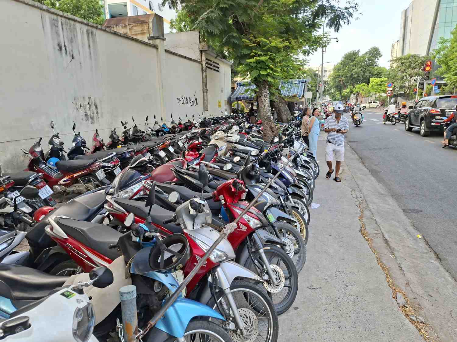 Bãi giữ xe khu vực Bệnh viện Mắt TPHCM trên vỉa hè đường Tú Xương chỉ chừa lối nhỏ cho người đi bộ. Ảnh: Minh Quân