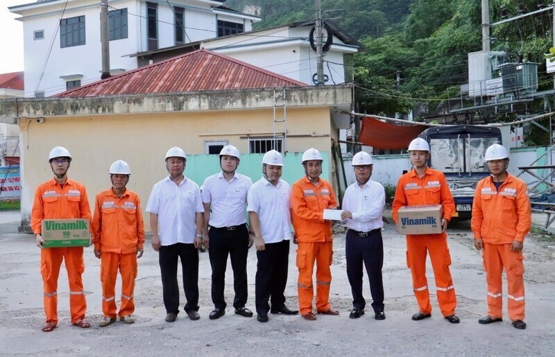 Leaders of the Trade Union of Lang Son Power Company present gifts to the collective of employees and workers of Chi Lang Power Company. Photo: Kim Chi