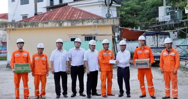 Công đoàn Điện lực Lạng Sơn tặng quà người lao động trong nắng nóng