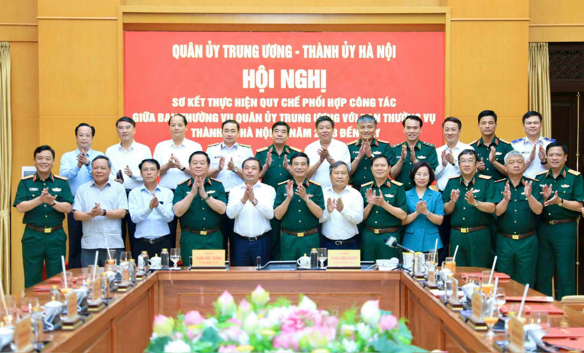 Đại tướng Phan Văn Giang, Ủy viên Bộ Chính trị, Phó Bí thư Quân ủy Trung ương, Phó Thủ tướng Chính phủ, Bộ trưởng Bộ Quốc phòng và Ủy viên Bộ Chính trị, Bí thư Thành ủy Hà Nội Trần Đức Thắng cùng các đại biểu dự hội nghị. Ảnh: Quang Thái
