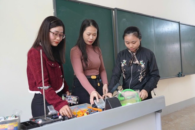 Contract teachers of schools in Cua Lo ward (Nghe An) hope to be recruited into the payroll soon. Photo: Ho Lai