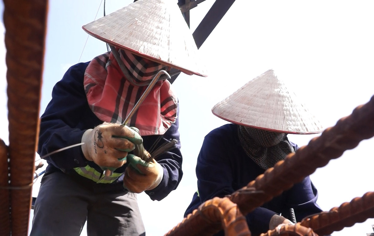 Workers and laborers at the construction site of the riverside road project connecting from Ha Long - Hai Phong expressway to Dong Trieu. Photo: Doan Hung