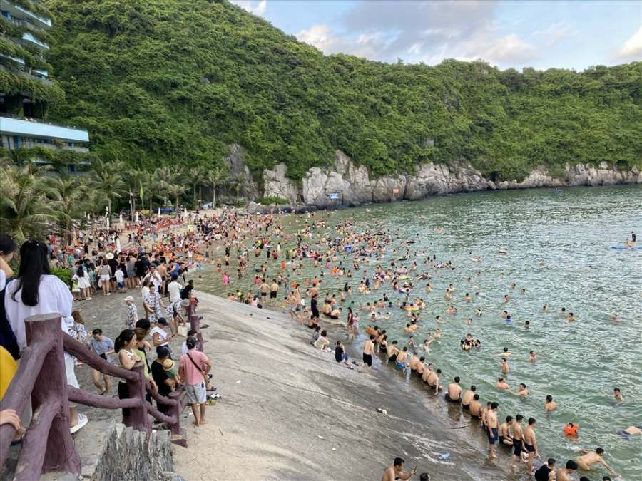 Du khách tắm biển tại đảo Cát Bà. Ảnh: Thiên Kim