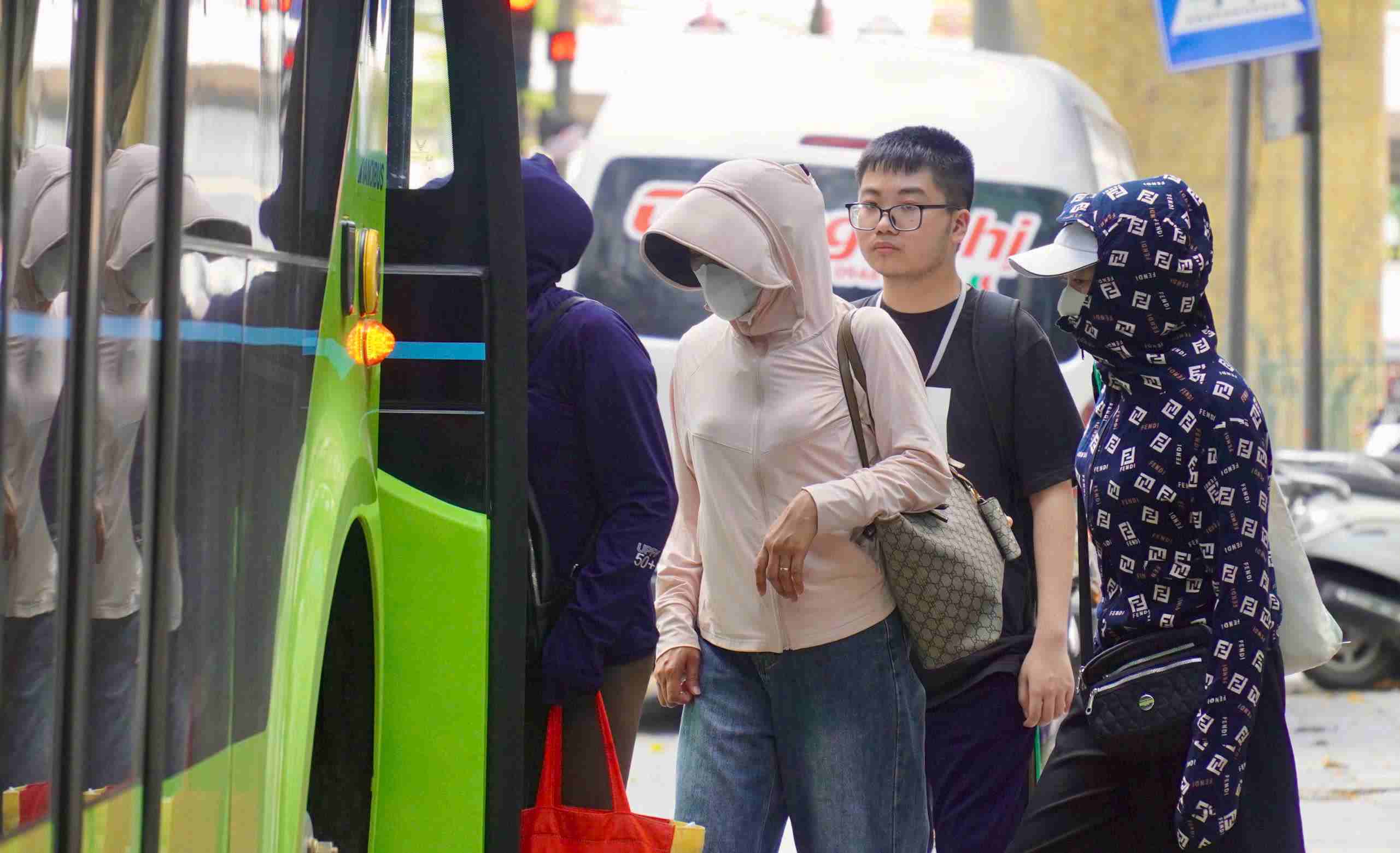 Giữa thời tiết nắng nóng gay gắt, áo chống nắng trở thành vật dụng không thể thiếu của người dân mỗi khi ra đường. Ảnh: Minh Vũ