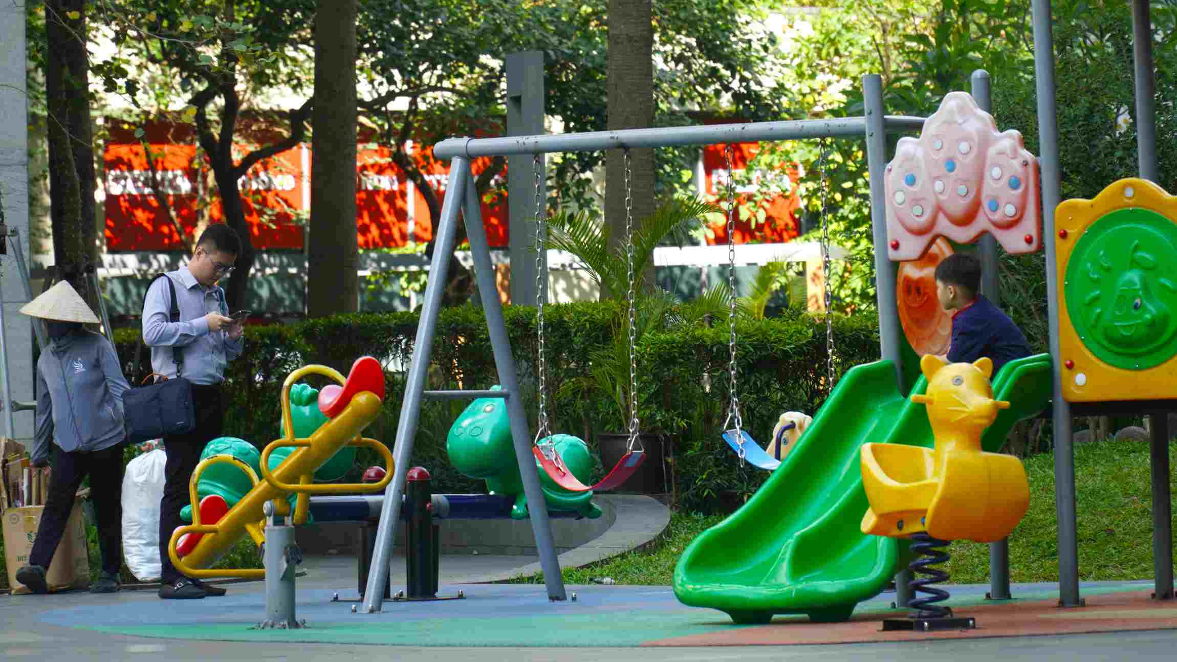 Nhiều gia đình đưa trẻ tới trung tâm thương mại, khu vui chơi trong nhà để tránh nắng nóng gay gắt. Ảnh: Minh Vũ