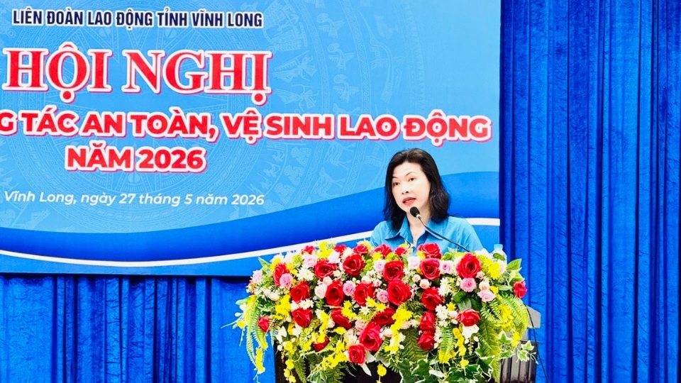 Ms. Le Thi Kim Chi - Standing Vice President of Vinh Long Provincial Labor Federation - delivered the opening speech of the 2026 occupational safety and health training class. Photo: Hoang Loc