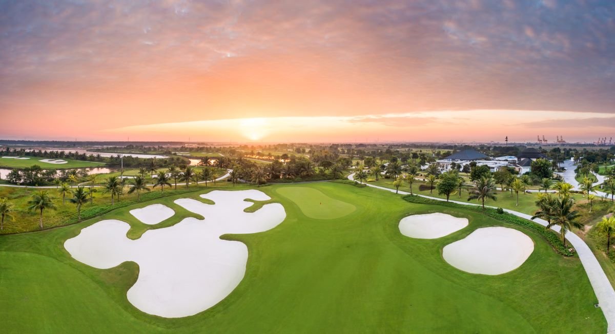 Những hố golf được thiết kế trên địa hình tự nhiên độc đáo mang đến trải nghiệm đầy cảm hứng cho cư dân Vinhomes Royal Island   