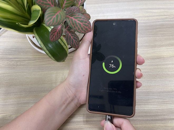 Phone heats up abnormally in the sun, users should not be subjective