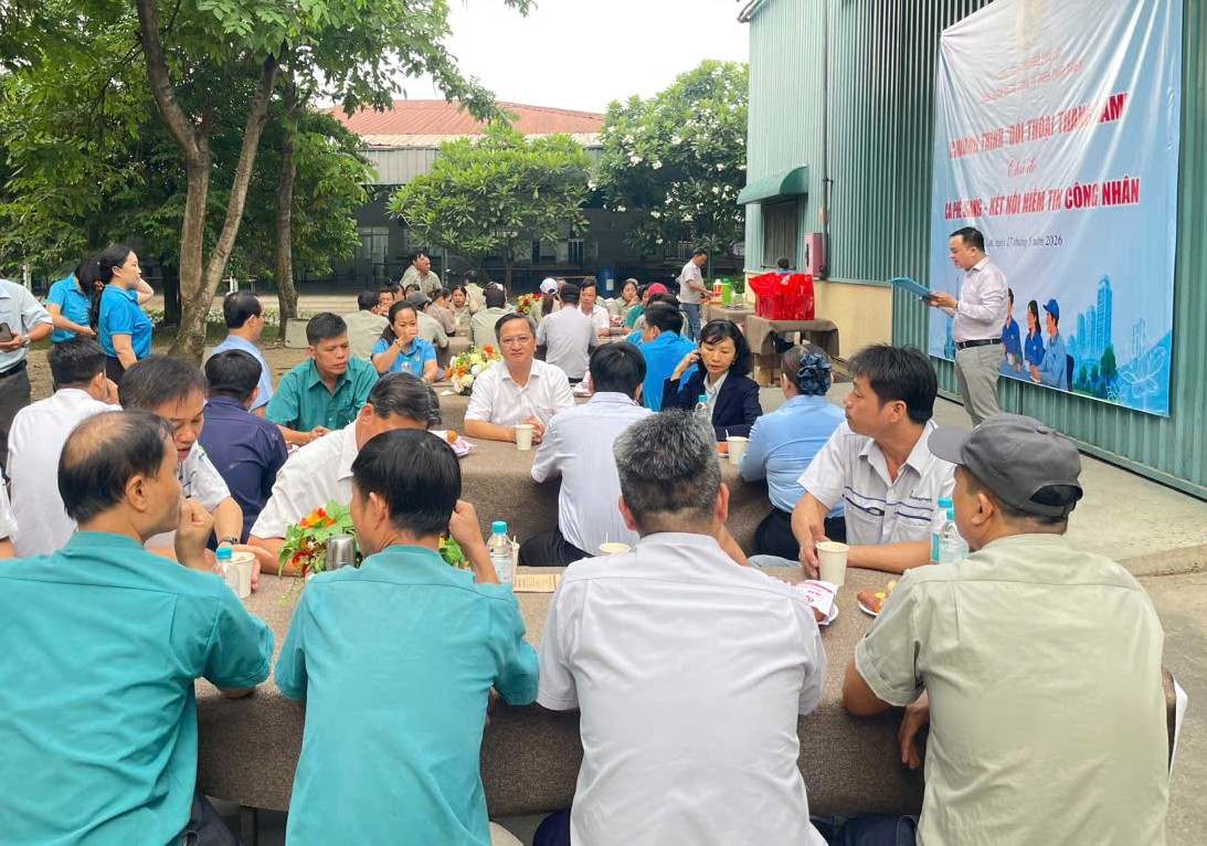 Chương trình đối thoại giữa công nhân với lãnh đạo phường Phú Lợi. Ảnh: Đình Trọng