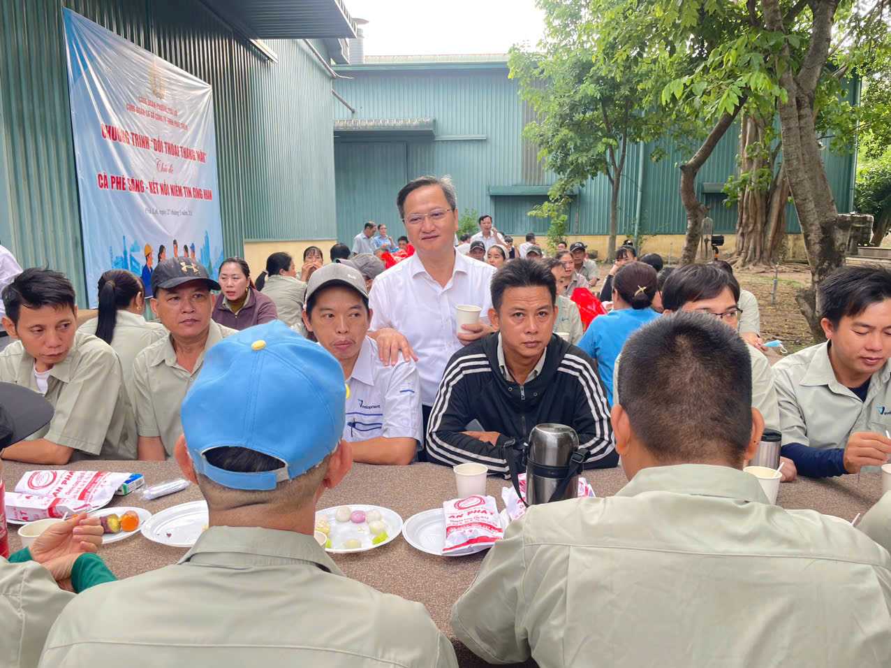 Lãnh đạo phường Phú Lợi trao đổi, động viên công nhân lao động. Ảnh: Đình Trọng
