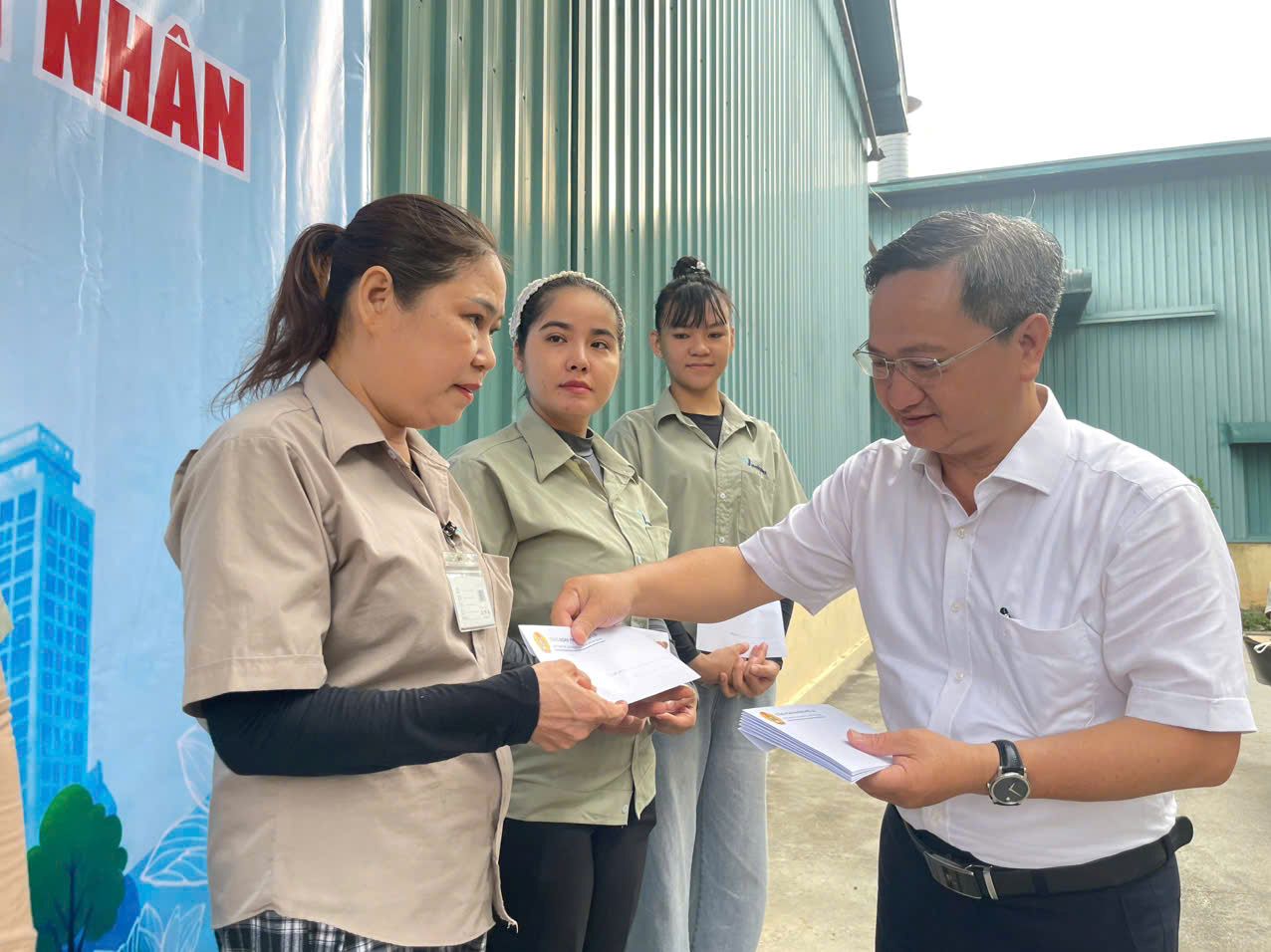 Ông Lê Thanh Long - Bí thư Đảng ủy, Chủ tịch HĐND phường Phú Lợi trao quà hỗ trợ công nhân. Ảnh: Đình Trọng