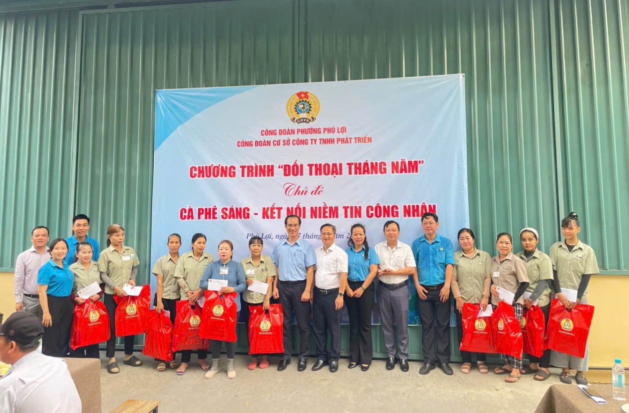 Chương trình trao 10 phần quà hỗ trợ công nhân khó khăn. Ảnh: Đình Trọng