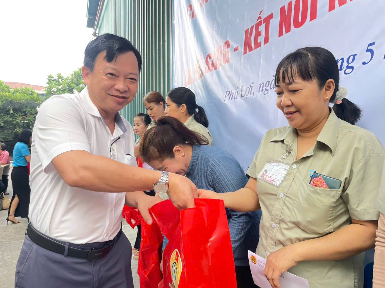 Ông Nguyễn Thái Bình – Chủ tịch Ủy ban MTTQ Việt Nam phường trao quà cho công nhân. Ảnh: Đình Trọng