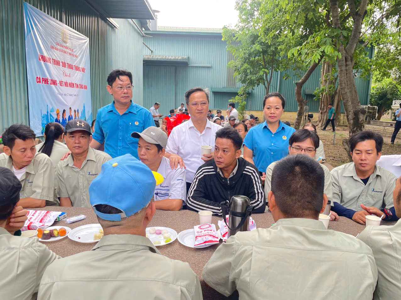 Dialogue program at Development Co., Ltd. in Phu Loi ward, Ho Chi Minh City. Photo: Dinh Trong