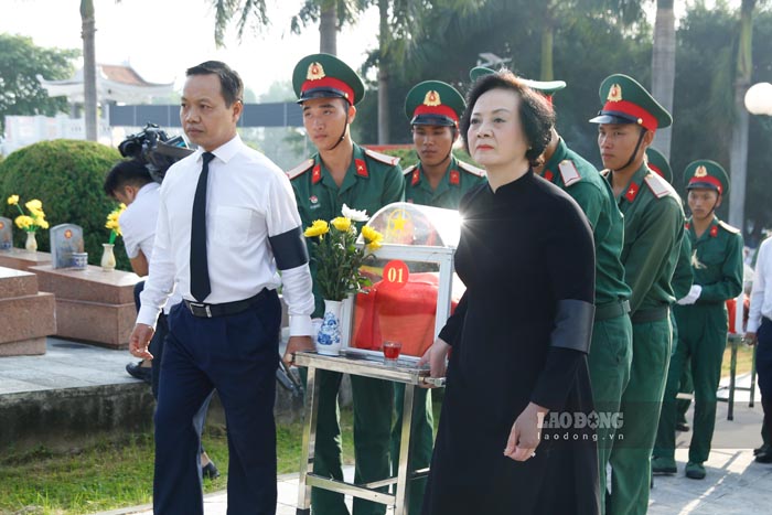 Party Central Committee Secretary, Deputy Prime Minister Pham Thi Thanh Tra and Dien Bien Provincial Party Secretary Tran Tien Dung move martyrs' remains to burial locations. Photo: Quang Dat