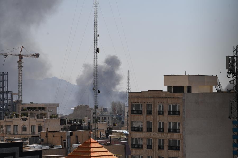 Humo elevándose durante un ataque aéreo estadounidense contra Irán. Foto: Xinhua