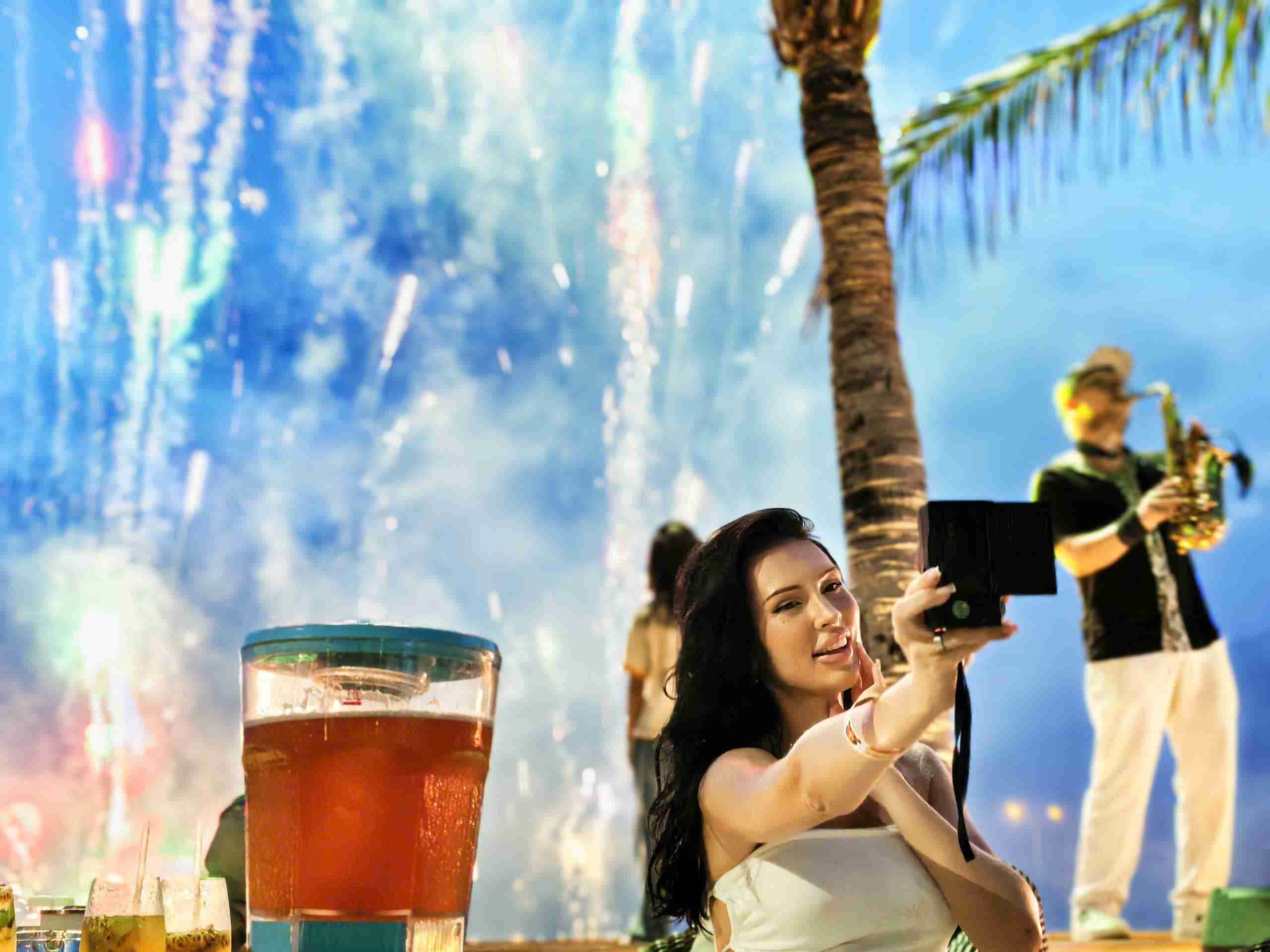 Hoàng hôn “tỉ đô” với khu vực ngắm phóng tầm mắt ra cung đường ven biển Nha Trang với nhiều công trình ven biển đắt đỏ. Ảnh: Hữu Long