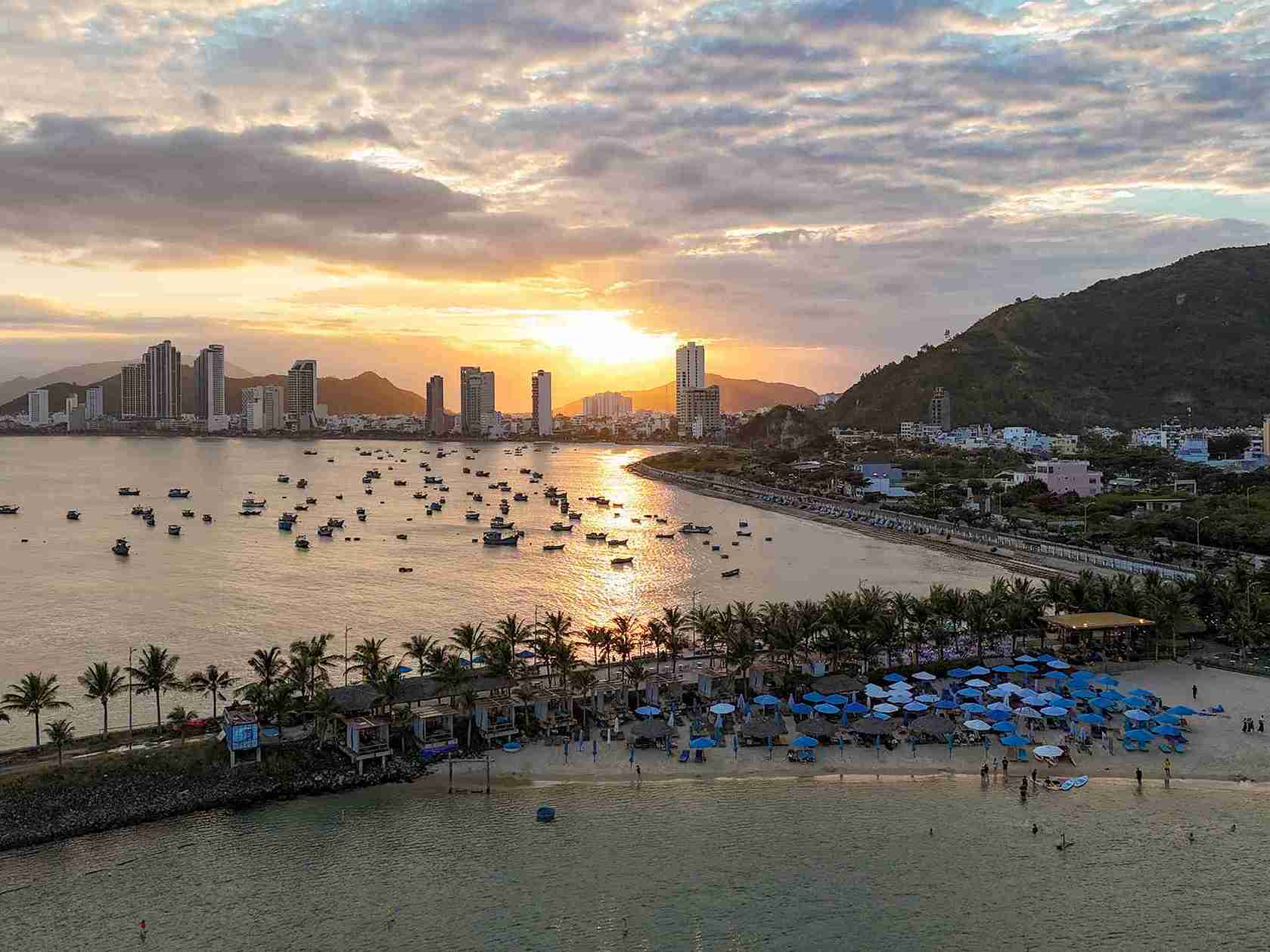 Sunset space with "billion-dollar" view along the coast of Nha Trang attracts domestic and foreign tourists. Photo: Huu Long