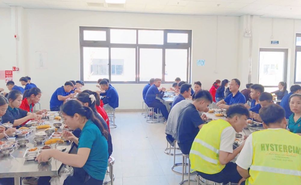 Ju Teng Electronic Technology Co., Ltd. (Vietnam) organizes "Trade Union Meal" to encourage and connect union members and workers. Photo: Nghe An Trade Union