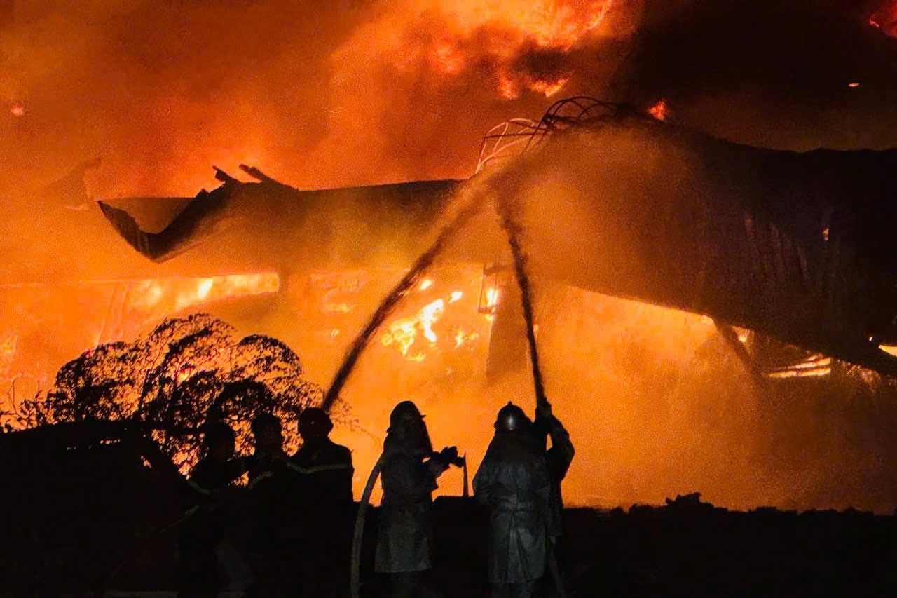 Large fire occurred in Binh Xuyen industrial park 1. Photo: CACC
