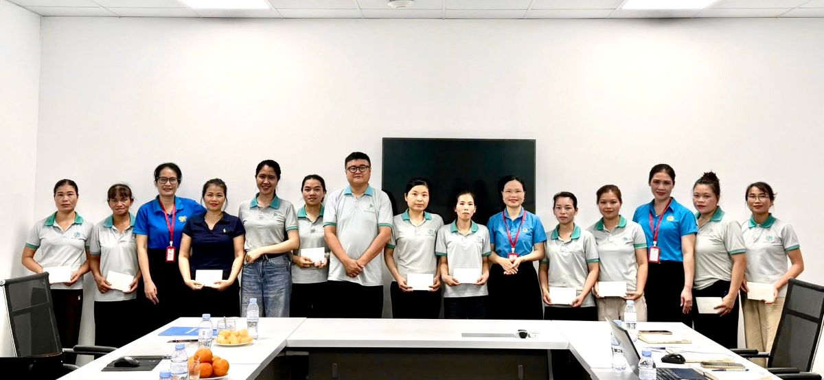 Nghe An Provincial Labor Federation presents 10 gifts to workers in difficult circumstances at KOYU TEXTILE VIETNAM Co., Ltd. Photo: Nghe An Trade Union